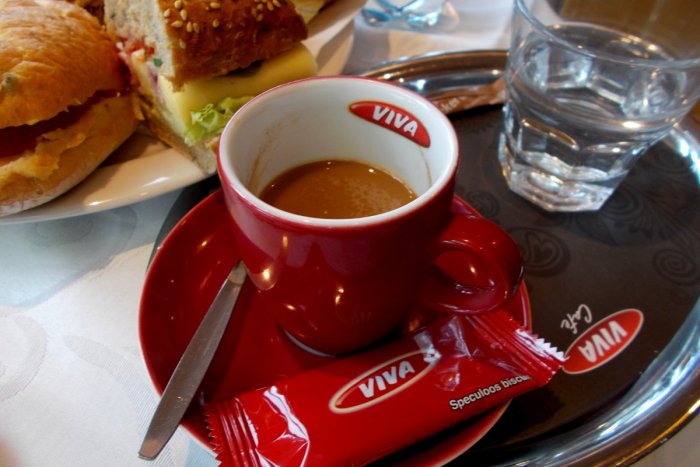 Ilustračný obrázok k článku Milovníci kávy si prídu na svoje i za volantom. Čerpacia stanica OMV prichádza s novou exkluzívnou značkou kávy