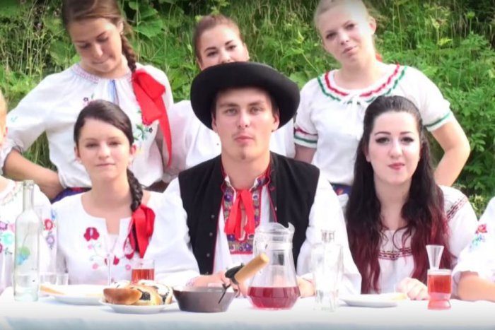 Ilustračný obrázok k článku Východniarsky hit „Vypic a žic" sa dočkal prvej paródie: To musíte vidieť, svoju hymnu už majú aj Stredoslováci!
