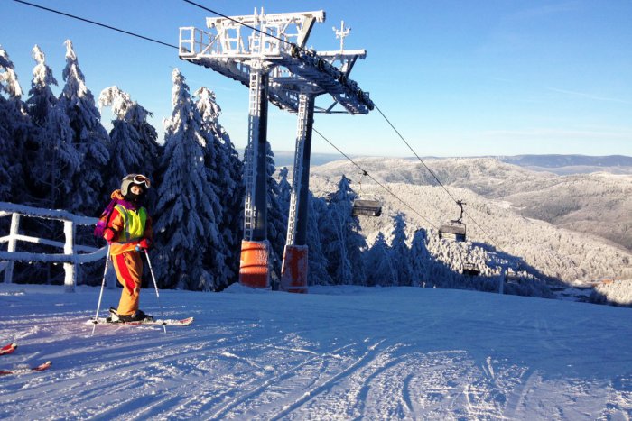 Ilustračný obrázok k článku Neviete kam sa vydať na dobrú lyžovačku? Pozrite si podrobný prehľad lyžiarskych stredísk