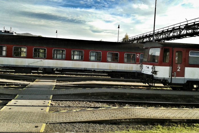 Ilustračný obrázok k článku Pripravte sa na obmedzenia na železnici: Medzi Zohorom a Malackami budú mať vlaky meškanie