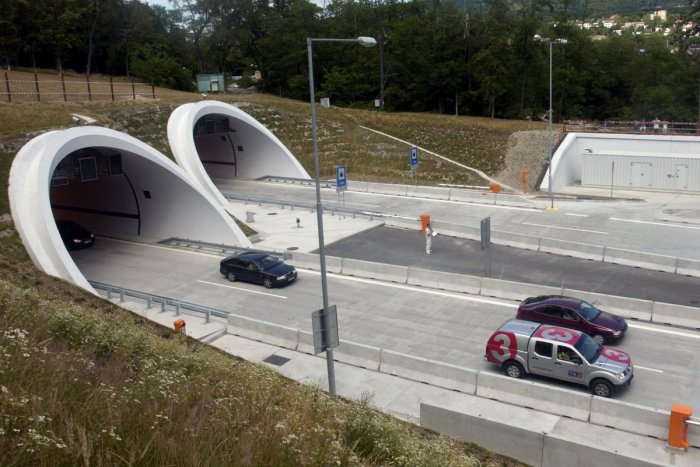 Ilustračný obrázok k článku Vedeli ste, že tunel Sitina slúži motoristom už 8 rokov? Prečítajte si, aké kuriózne veci sa v ňom za ten čas udiali