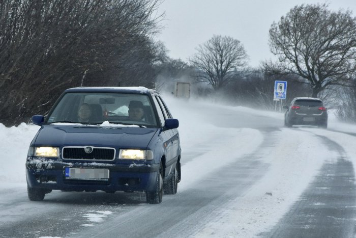 Ilustračný obrázok k článku Západ Slovenska navštívi Perinbaba: Na cestách platí výstraha pred snehovými jazykmi
