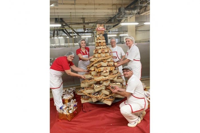 Ilustračný obrázok k článku Pekári z PENAM SLOVAKIA s piatym rekordom: Vianočný stromček z chlebového cesta, FOTO